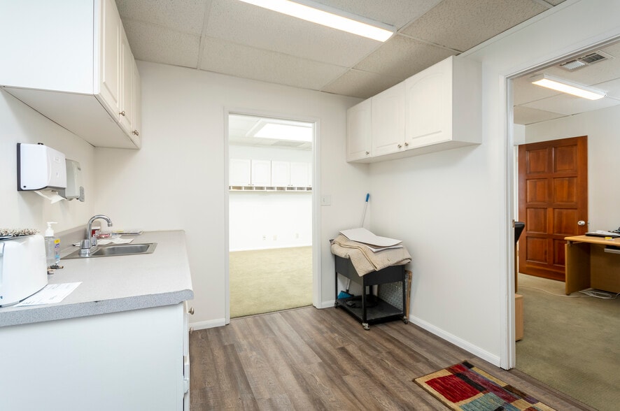 More Photos Of 3220 W Burbank Blvd, Burbank Warehouse For Lease