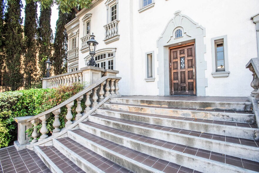 More Photos Of 4526 Wilshire Blvd, Los Angeles Office For Lease