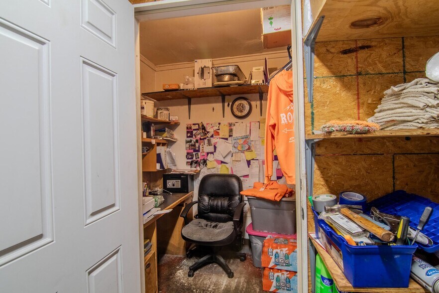 More Photos Of 18400 E B Hwy, Sheldon Flex For Sale