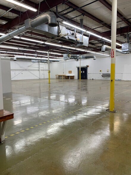 More Photos Of 6111-6117 Maxtown Rd, Westerville Warehouse For Lease