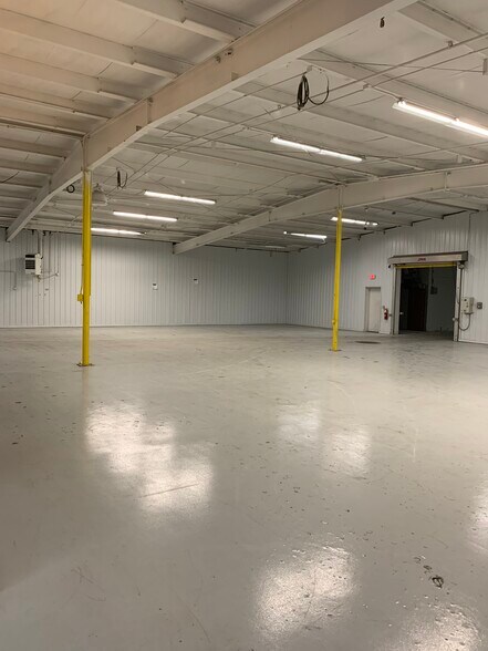 More Photos Of 3146 Market St, Green Bay Warehouse For Lease