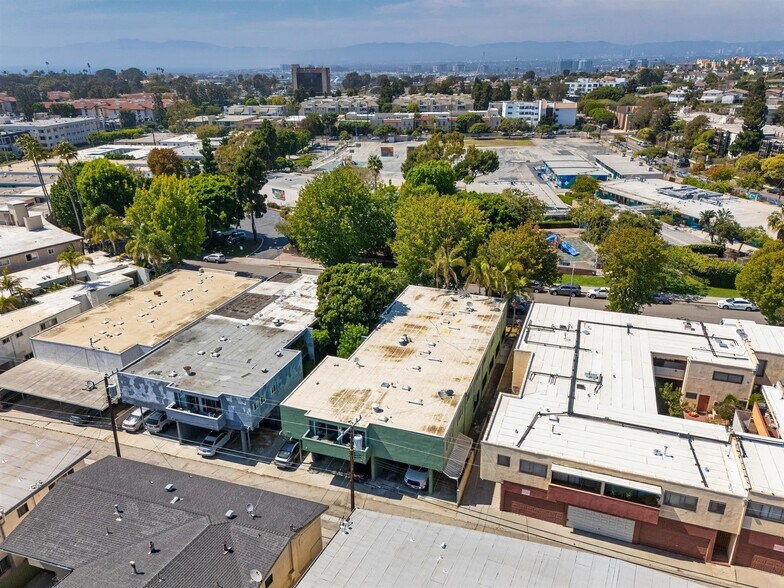 More Photos Of 7736 Paseo del Rey, Venice Apartments For Sale