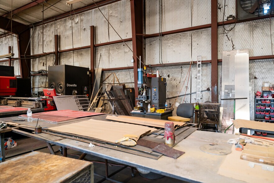 More Photos Of 1630 N Interstate 35 E, Lancaster Flex For Sale