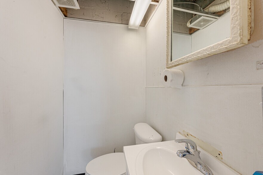 More Photos Of 5213 W Broadway Ave, Minneapolis Freestanding For Sale
