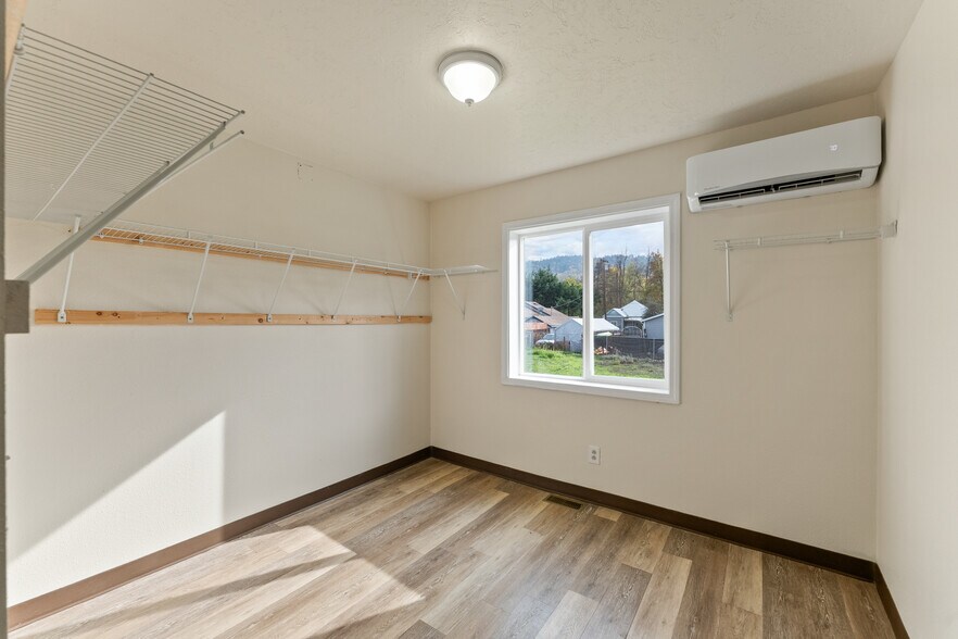More Photos Of 132 NE Rifle Range St, Roseburg Apartments For Sale