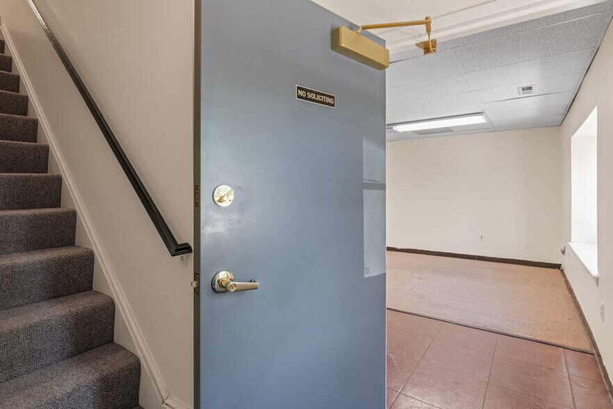 More Photos Of 7003 Kilworth Ln, Springfield Office For Sale