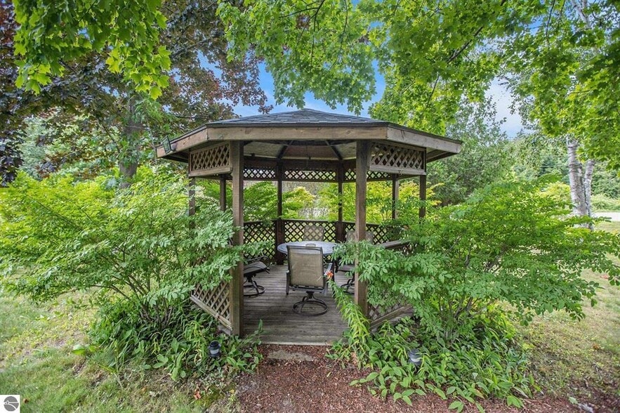 More Photos Of 519 Lake St, Frankfort Hotel For Sale