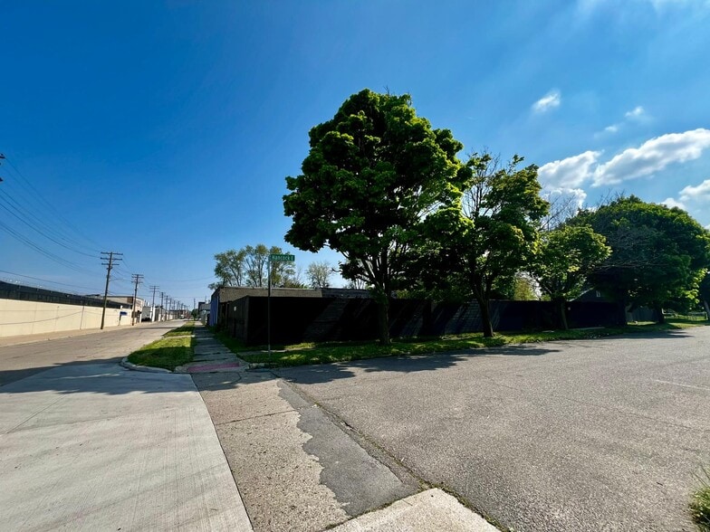 More Photos Of 6450 E Hancock St, Detroit Warehouse For Sale