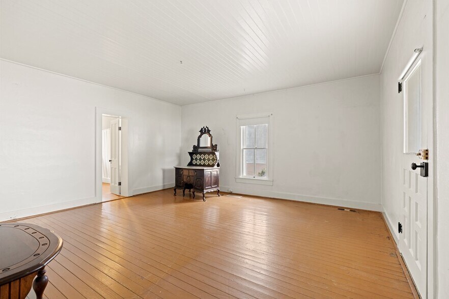 More Photos Of 421 W Main St, Fredericksburg Office Residential For Lease