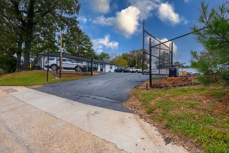 More Photos Of 608 Mauldin Dr, Woodstock Office For Lease