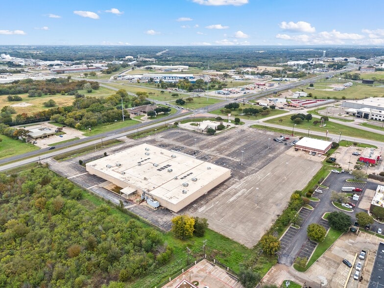 More Photos Of 1205 N Loop 340, Waco Light Manufacturing For Sale