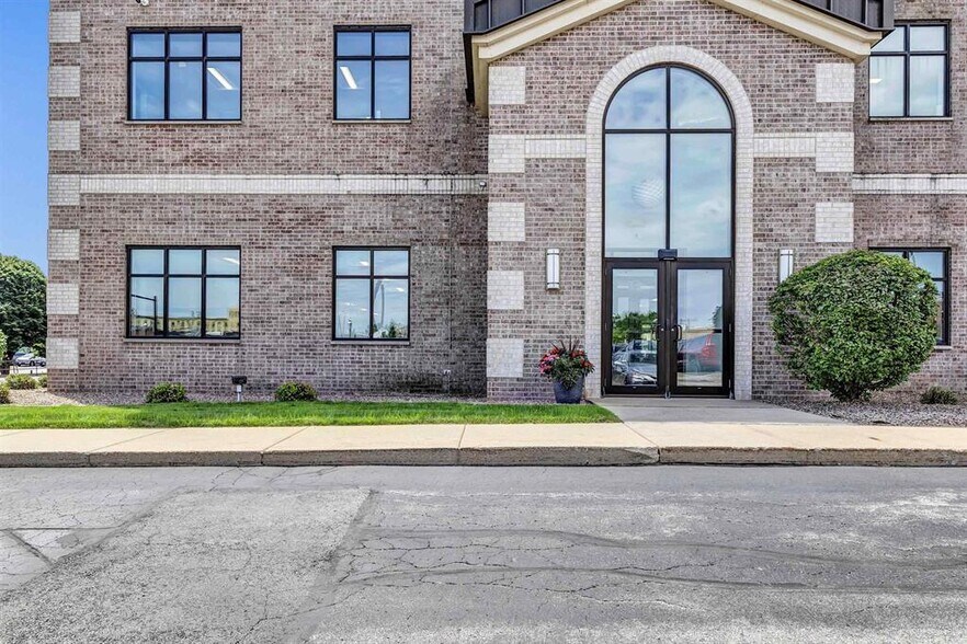 More Photos Of 325 Reid St, De Pere Office For Sale