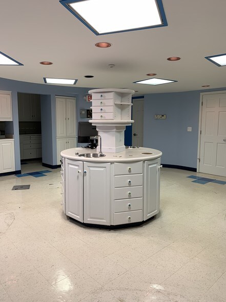 More Photos Of 1102-1108 Poplar Pl, Rogers Medical For Lease