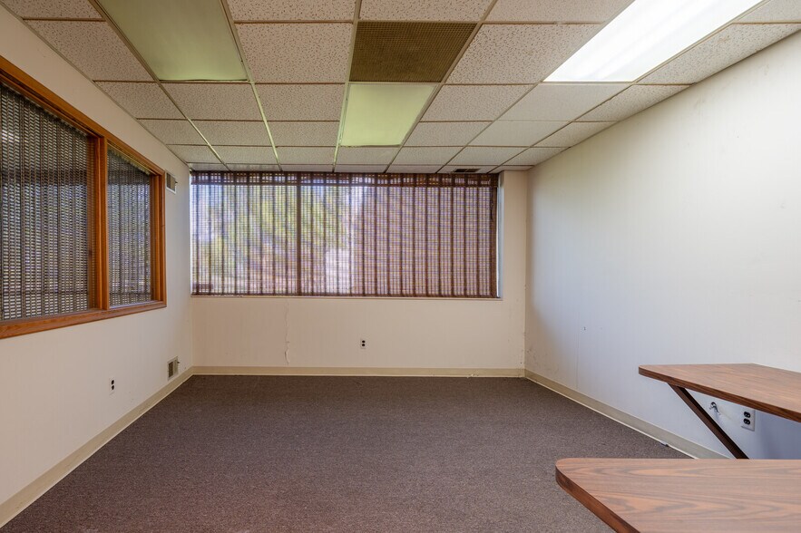 More Photos Of 42470 Executive Dr, Harrison Township Warehouse For Lease