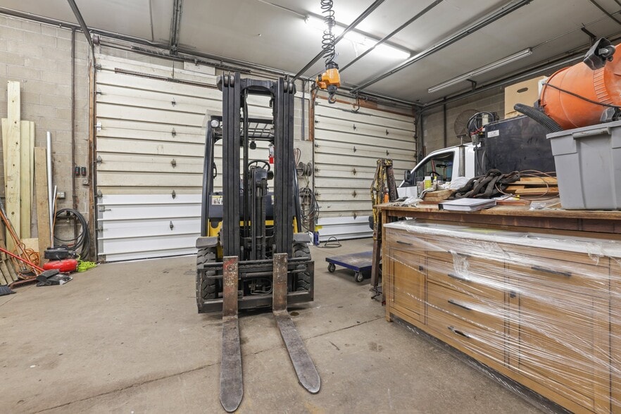 More Photos Of 1890 S High St, Columbus Light Distribution For Sale