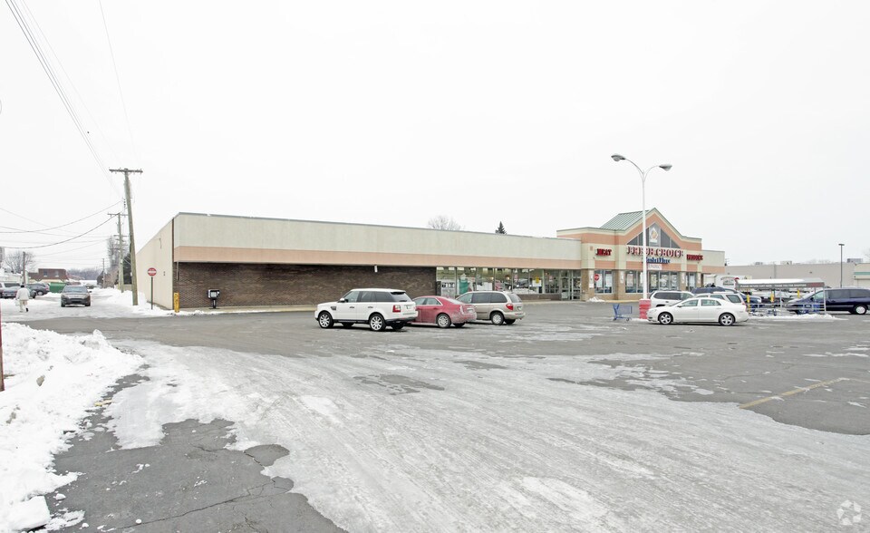 More Photos Of 18801 E Nine Mile Rd, Eastpointe Supermarket For Lease