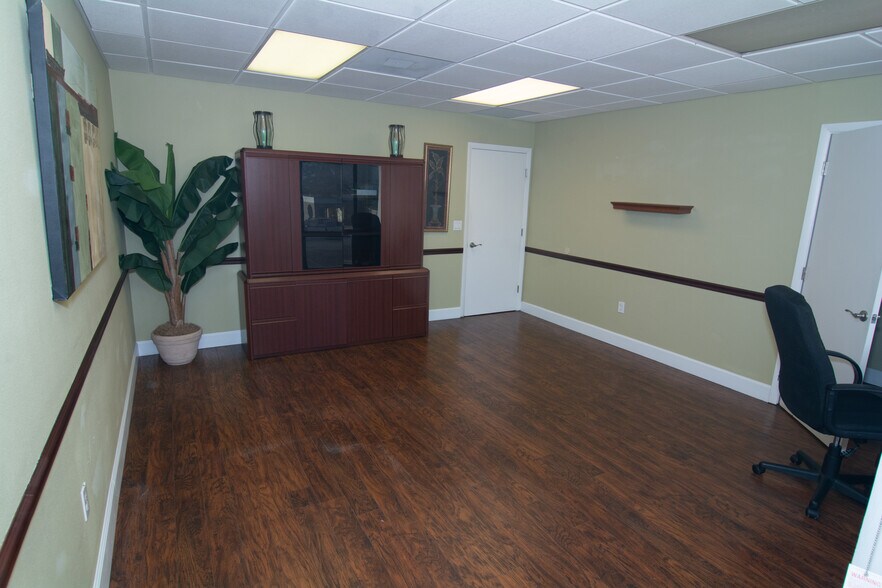More Photos Of 3617 Webber St, Sarasota General Retail For Sale