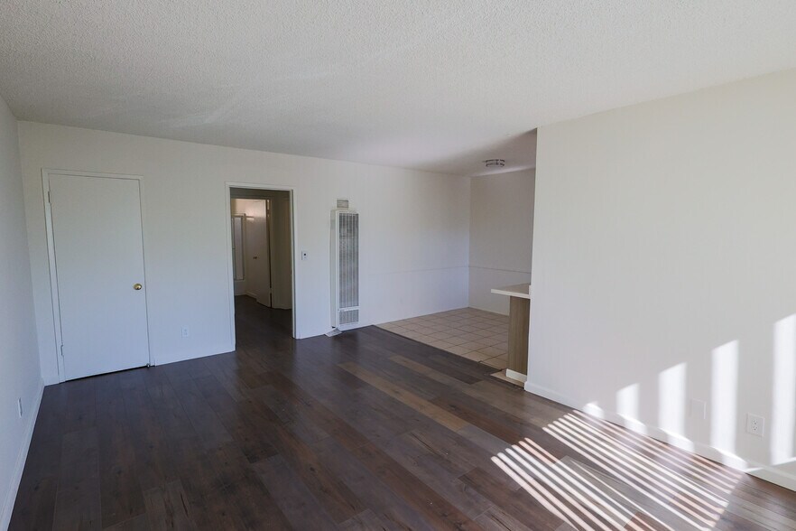 More Photos Of 8000 Owensmouth Ave, Canoga Park Apartments For Sale