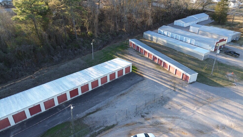 More Photos Of 914 Peach St, Selmer Self Storage For Sale