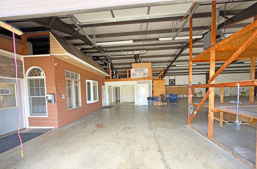 More Photos Of 206 Production Dr, Elizabethtown Warehouse For Lease
