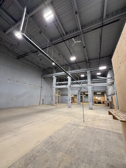More Photos Of 4256 Carroll Ave, Niagara Falls Warehouse For Lease