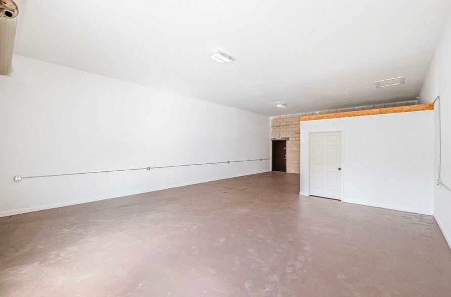 More Photos Of 902 S Leavitt Ave, Orange City Warehouse For Lease