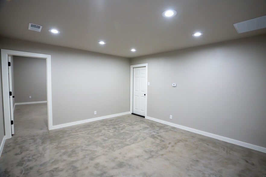 More Photos Of 158 Meyers Dr, Sherman Office For Lease