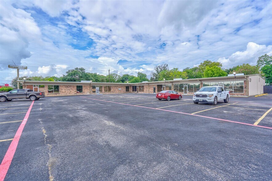 More Photos Of 1301-1309 Sandy Ln, Baytown General Retail For Sale