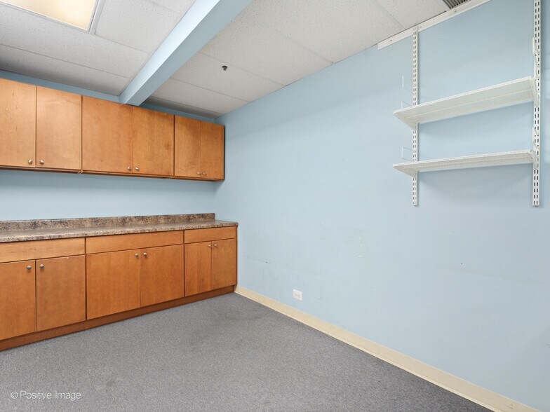 More Photos Of 1300-1308 Waukegan Rd, Glenview Loft Creative Space For Lease