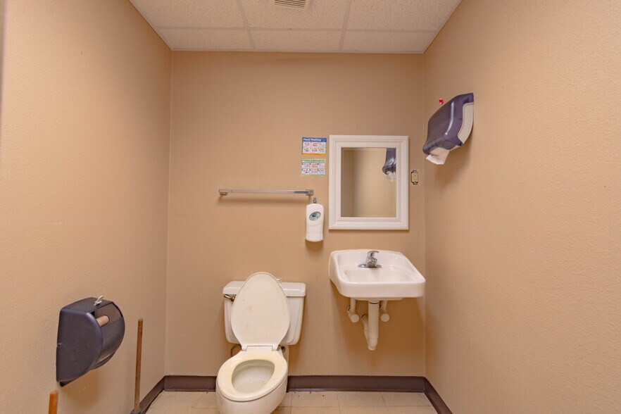 More Photos Of 1401 Applewood Dr, Dalton Medical For Lease