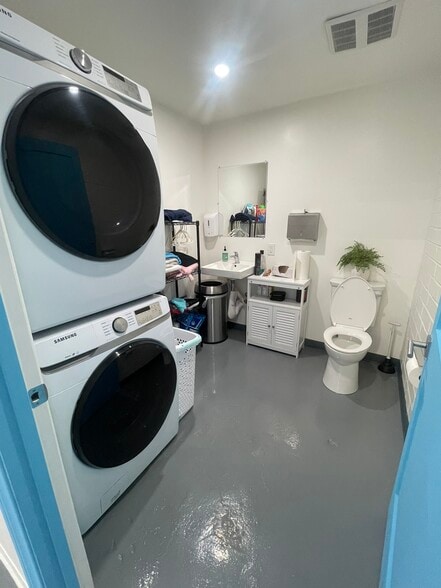 More Photos Of 17047 Ventura Blvd, Encino Freestanding For Sale