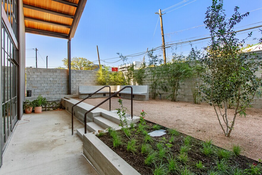 More Photos Of 201-207 E Saint Elmo Rd, Austin Unknown For Lease