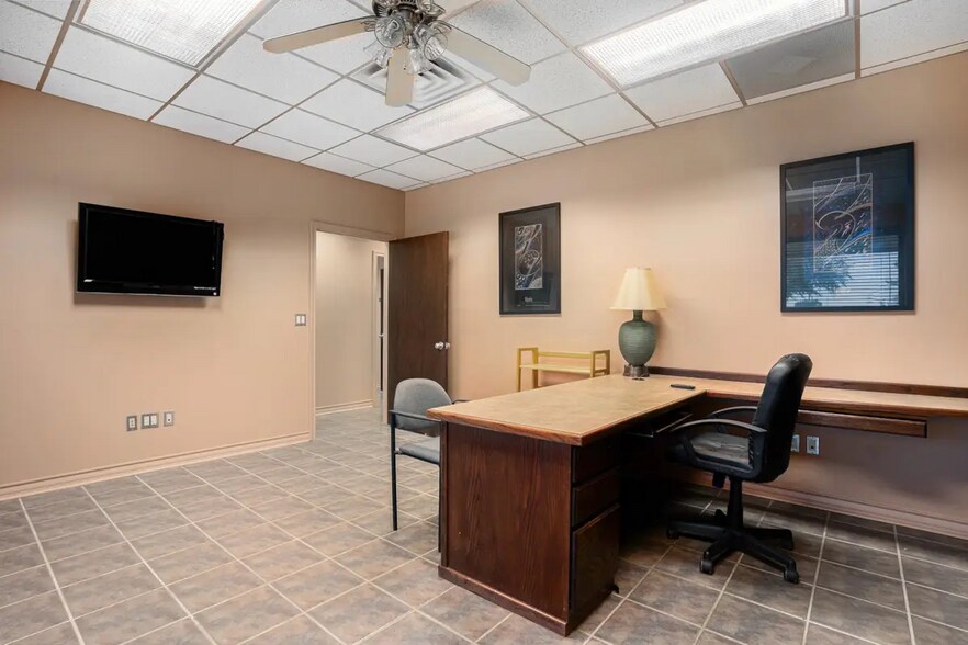 More Photos Of 124 S Nolan River Rd, Cleburne Flex For Lease