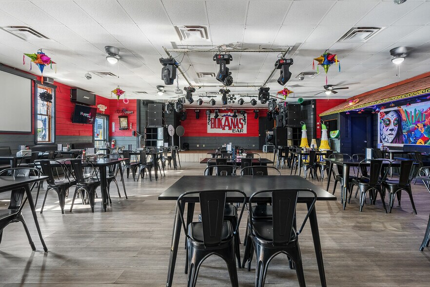 More Photos Of 900 Oak St, Pittston Showroom For Sale