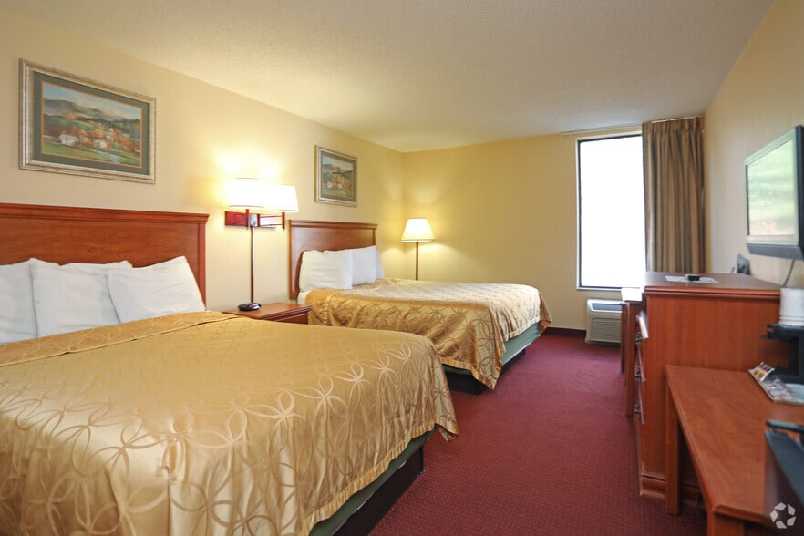 More Photos Of 127 Ontario Dr, Mount Hope Hotel For Sale