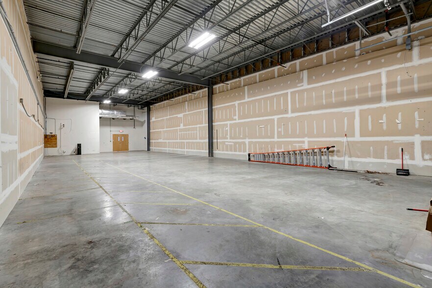 More Photos Of 161-191 Edgemoor Rd, Wilmington Light Distribution For Lease