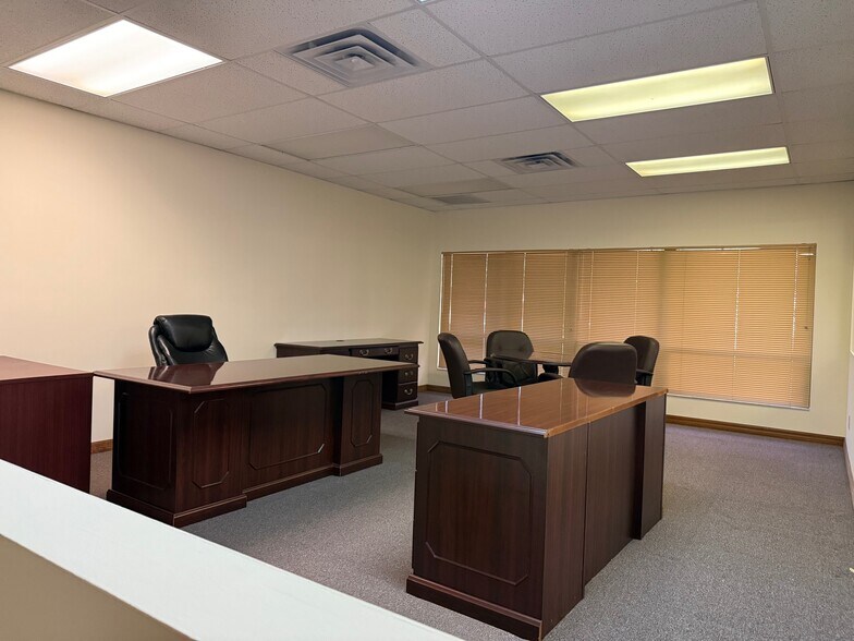 More Photos Of 4190 Corporate Ct, Palm Harbor Warehouse For Lease