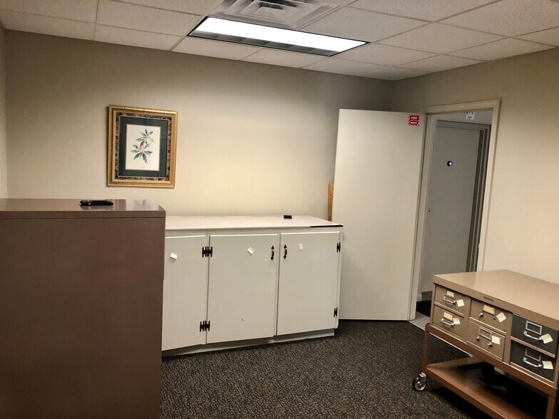 More Photos Of 124 S Main St, Ridgely Bank For Sale