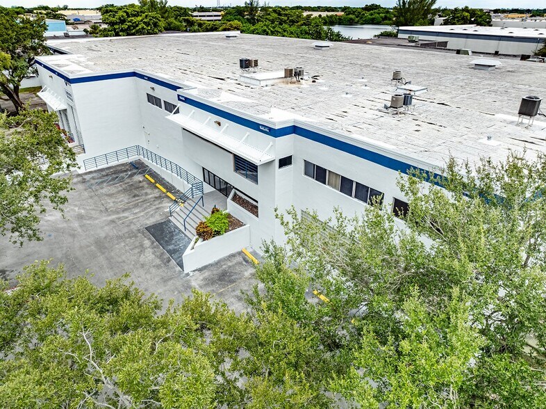 More Photos Of 4915 NW 159th St, Miami Lakes Warehouse For Lease