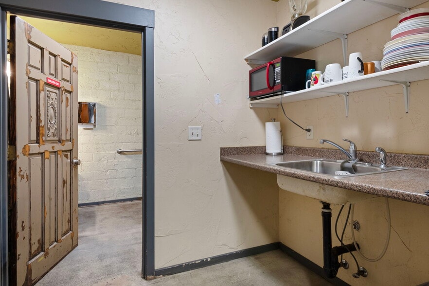 More Photos Of 23 NW Greenwood Ave, Bend Storefront For Sale