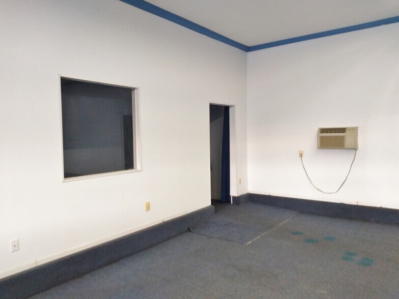 More Photos Of 3321 Main St, Manchester Self Storage For Lease