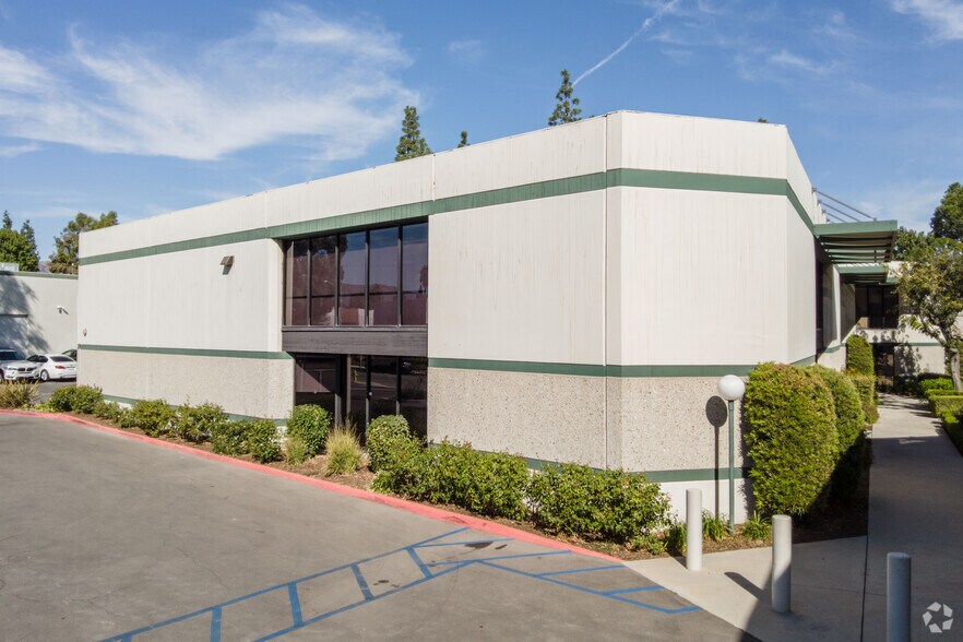 More Photos Of 9304-9320 Deering Ave, Chatsworth Warehouse For Lease