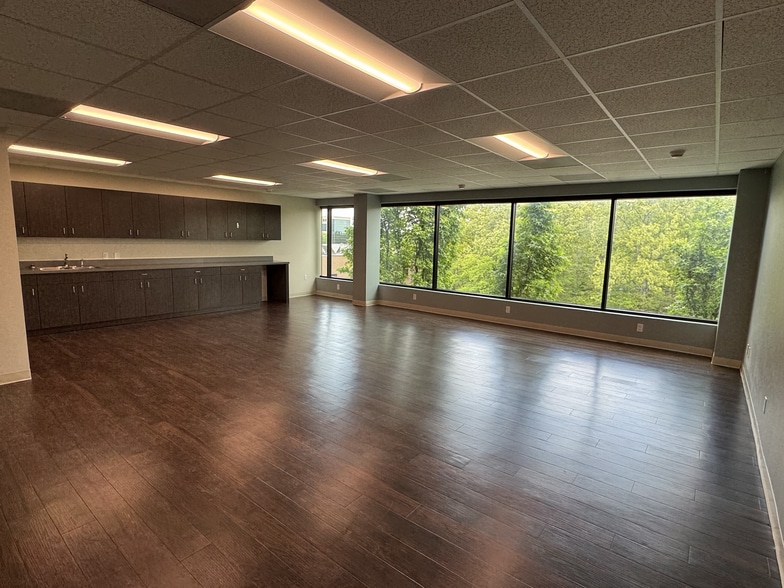 More Photos Of 6584 Poplar Ave, Memphis Medical For Lease