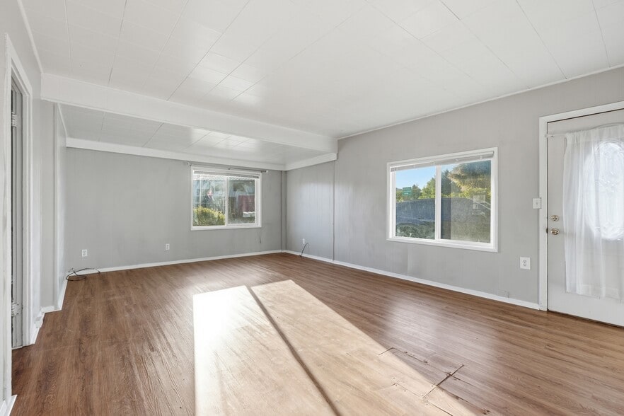 More Photos Of 5024 NW Jetty Ave, Lincoln City Storefront Retail Residential For Sale