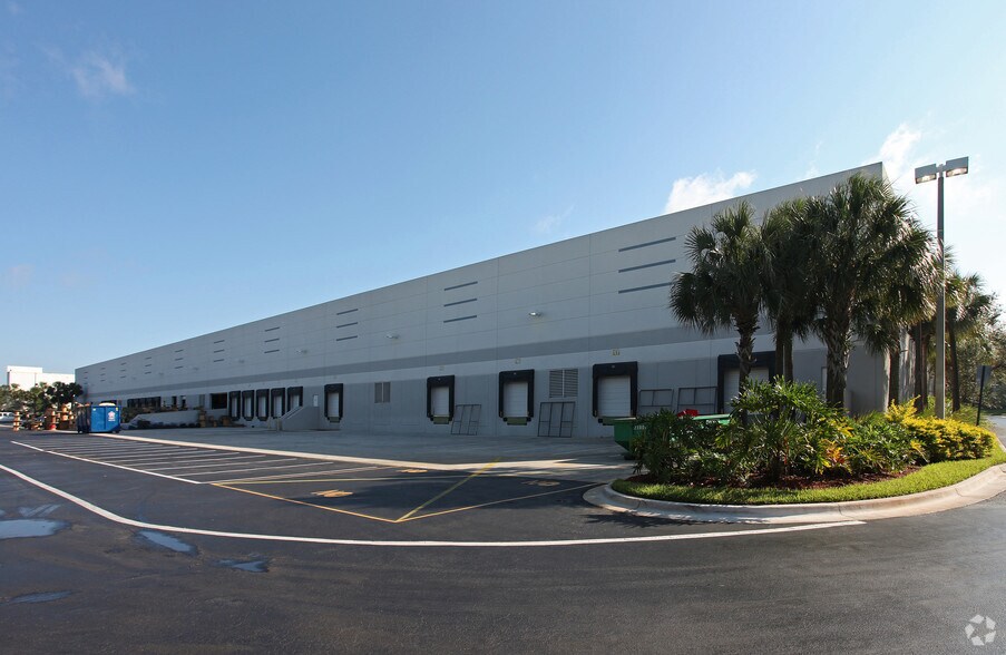 More Photos Of 1951 N Commerce Pky, Weston Warehouse For Lease