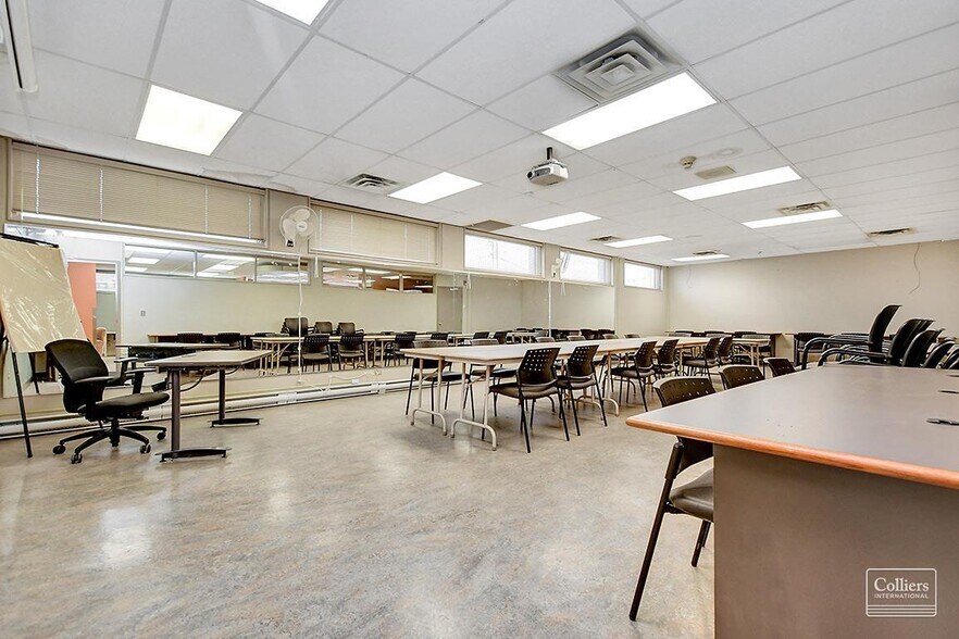 More Photos Of 1970 Merivale Rd, Ottawa Flex For Lease