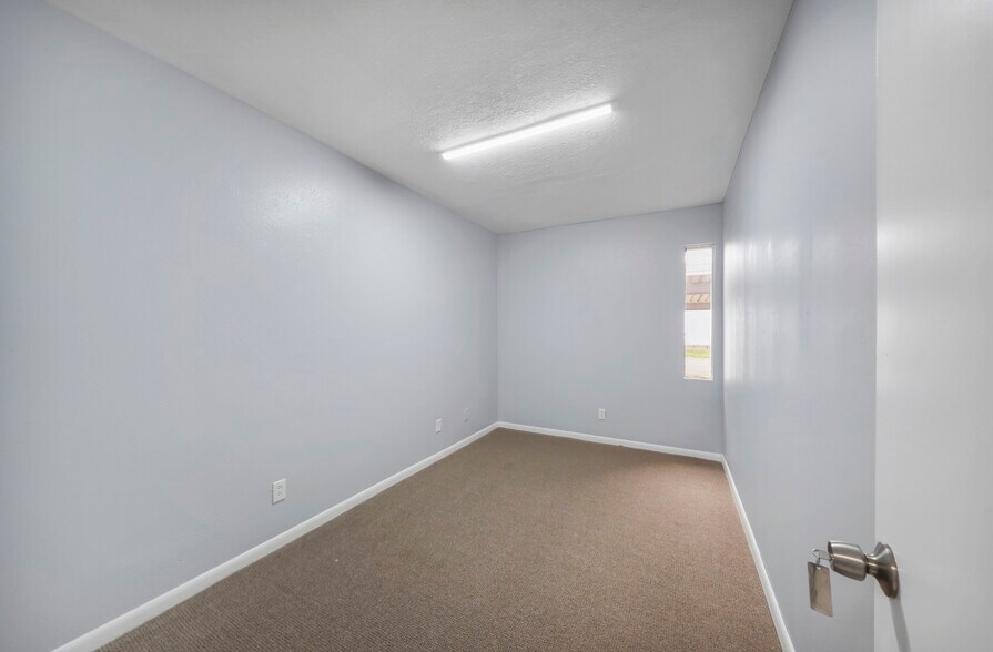 More Photos Of 2815 N Main St, Baytown Office Residential For Sale