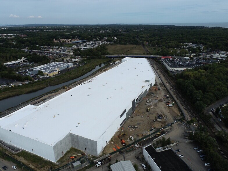 More Photos Of 1 Nassau Pl, Staten Island Warehouse For Lease