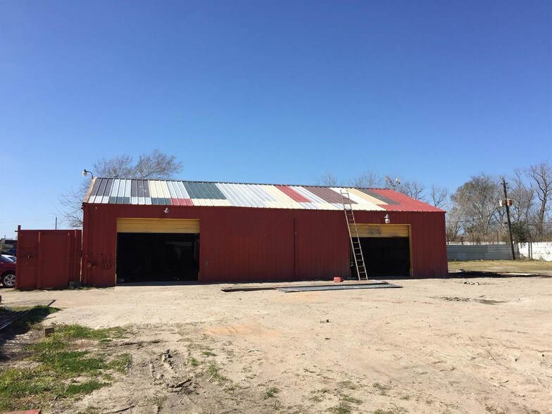 More Photos Of 7735 Lettie St, Houston Auto Salvage Facility For Lease