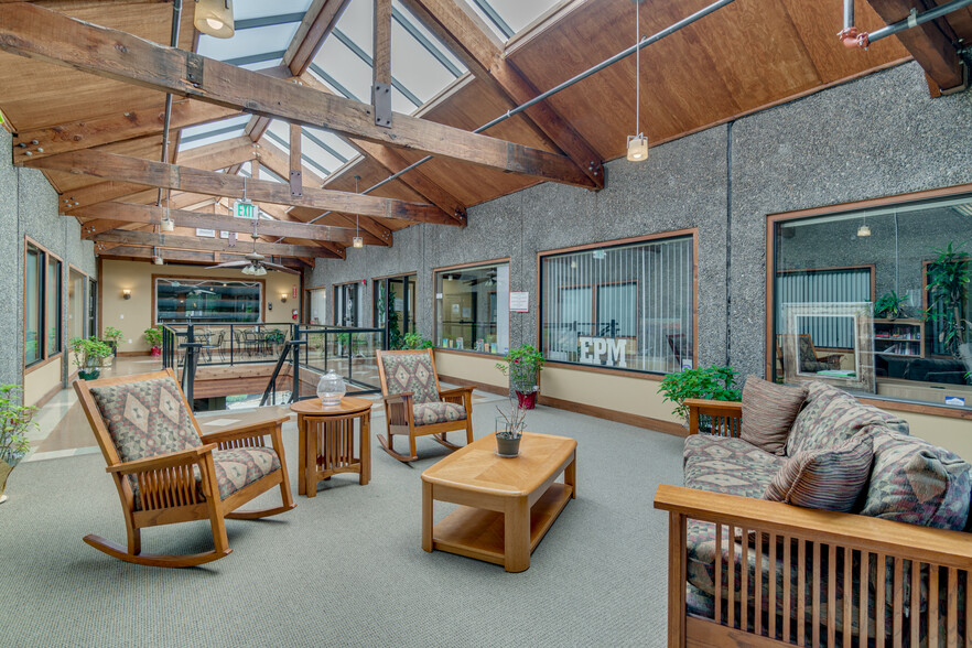 More Photos Of 39065-39085 Pioneer Blvd, Sandy Office For Lease